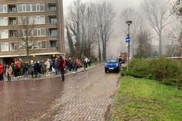 Grote, uitslaande brand bij middelbare school in Alkmaar: sluit ramen en deuren