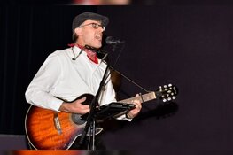 Kees Kaas speelt ‘Liedjes voor Later’ in kerkje Markenbinnen