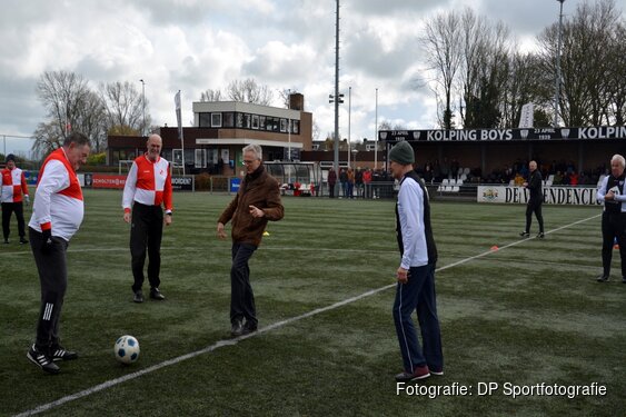Wethouder Dijkman trapt Alkmaarse derby in Walking Football af - Alkmaarsdagblad.nl