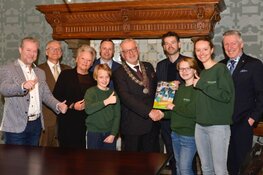 Overhandiging klimaatbundel Kids Climate Conference aan burgemeester Bruinooge