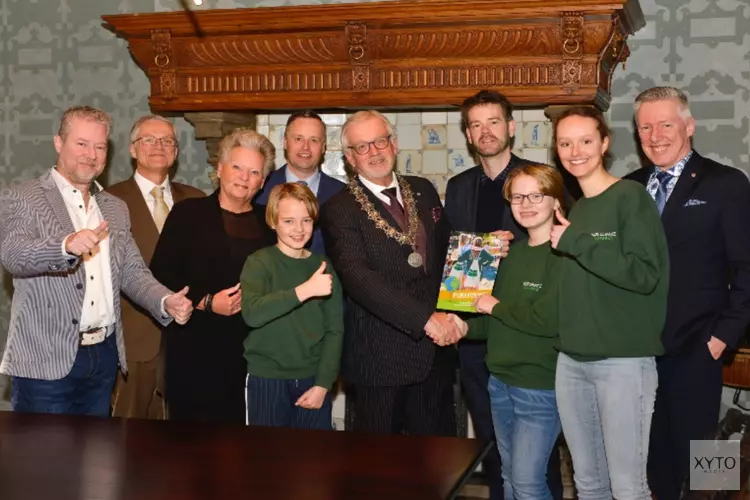 Overhandiging klimaatbundel Kids Climate Conference aan burgemeester Bruinooge