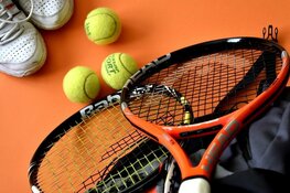 Vriendjes tennis in sporthal de Oostwal