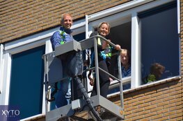 Voormalig profwielrenner Steven Rooks bezoekt moeder met hoogwerker