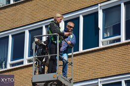 Voormalig profwielrenner Steven Rooks bezoekt moeder met hoogwerker