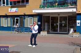 Zanger Joost de Vries verrast bewoners De Raatstede