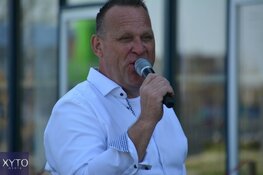 Zanger Joost de Vries verrast bewoners De Raatstede