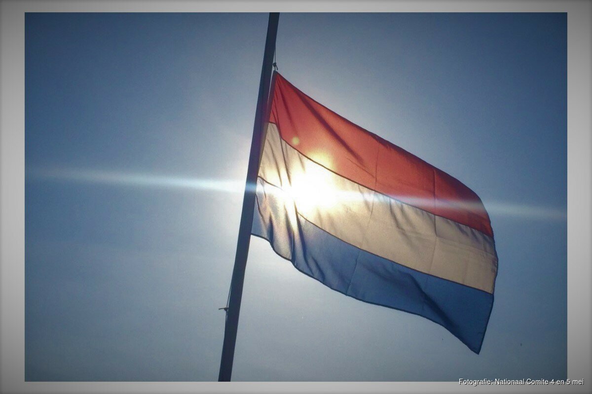 Nationaal Comité 4 en 5 mei Vlag hele dag halfstok op 4 mei