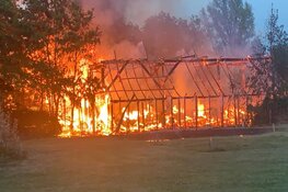 Zeer grote brand in twee schuren in Bergen