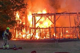 Zeer grote brand in twee schuren in Bergen