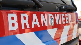 Twee brandende auto’s