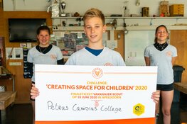 Leerlingen van Petrus Canisius College uit Alkmaar krijgen finaleticket overhandigd