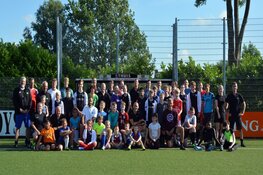 AZ-spelers en ex-profs laten Autivoetballers Kolping Boys genieten