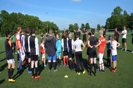 AZ-spelers en ex-profs laten Autivoetballers Kolping Boys genieten
