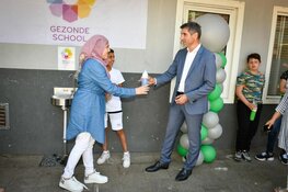 Staatssecretaris opent watertappunt op Alkmaarse basisschool en heeft goed nieuws
