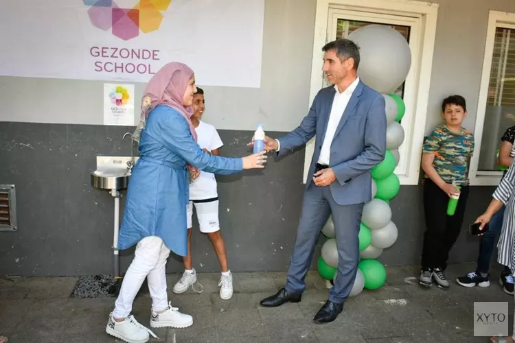 Staatssecretaris opent watertappunt op Alkmaarse basisschool en heeft goed nieuws