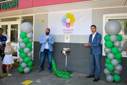 Staatssecretaris opent watertappunt op Alkmaarse basisschool en heeft goed nieuws