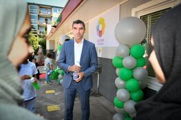 Staatssecretaris opent watertappunt op Alkmaarse basisschool en heeft goed nieuws