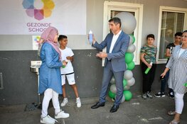 Staatssecretaris opent watertappunt op Alkmaarse basisschool en heeft goed nieuws