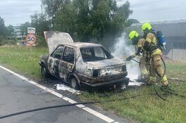 Auto vliegt al rijdend in brand in Alkmaar