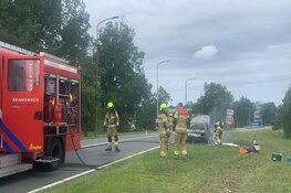 Auto vliegt al rijdend in brand in Alkmaar