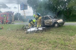 Auto vliegt al rijdend in brand in Alkmaar