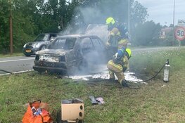 Auto vliegt al rijdend in brand in Alkmaar