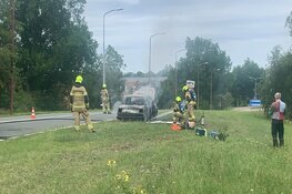 Auto vliegt al rijdend in brand in Alkmaar