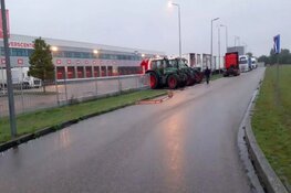 Boeren blokkeren distributiecentrum van Vomar in Alkmaar: "We staan met de rug tegen de muur"