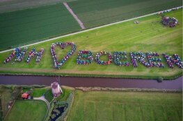 Honderden boeren maken met tractoren NH ❤ BOEREN in polder