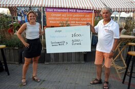 Fietsers trappen 9000 euro bij elkaar voor Vrienden MEE Sportfonds