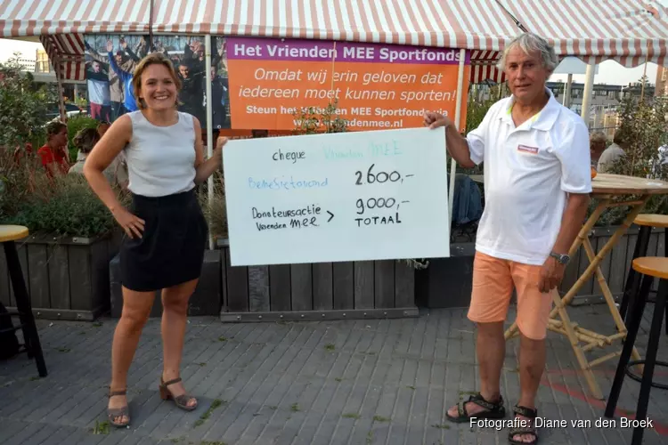 Fietsers trappen 9000 euro bij elkaar voor Vrienden MEE Sportfonds