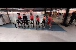 Harry Dekker dcs cycling geef wv Alcmaria Victrix haar jeugdfietsen