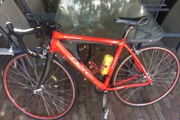 Harry Dekker dcs cycling geef wv Alcmaria Victrix haar jeugdfietsen