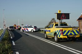 Botsing op brug N246: drie auto's total loss