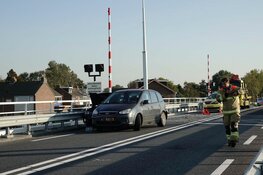 Botsing op brug N246: drie auto's total loss