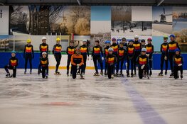 Topshorttracker Itzhak de Laat lanceert nieuw clubpak Shorttrack Alkmaar