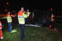 Auto crasht op N242, bestuurder gevlogen