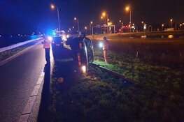 Auto crasht op N242, bestuurder gevlogen