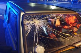 Auto tegen lantaarnpaal op Berenkoog, vrouw gewond