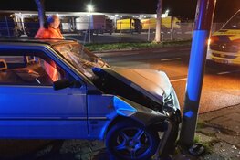 Auto tegen lantaarnpaal op Berenkoog, vrouw gewond