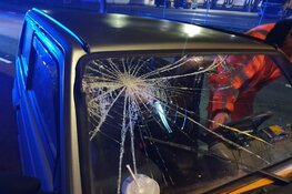 Auto tegen lantaarnpaal op Berenkoog, vrouw gewond