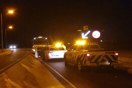 Automobilist heeft pech: slipt en raakt te water langs Huygendijk