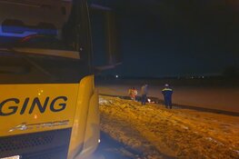 Automobilist heeft pech: slipt en raakt te water langs Huygendijk