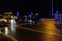 Vier auto's betrokken bij botsing op kruising, één gewonde