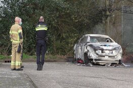 Auto door brand verwoest op Terborchlaan