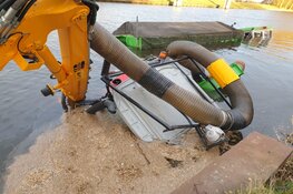 Dekschuit en tractor gezonken in Schoorldam