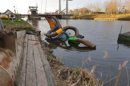 Dekschuit en tractor gezonken in Schoorldam