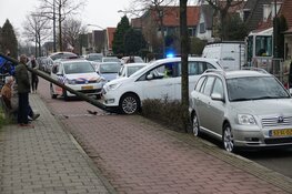 "Net gekeurde" 88-jarige automobilist rijdt tegen lantaarnpaal