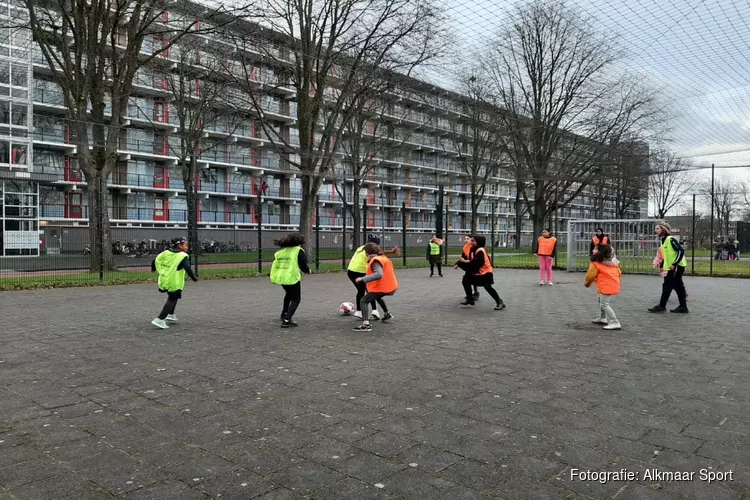 Voortaan wekelijks clinics meidenvoetbal in Overdie