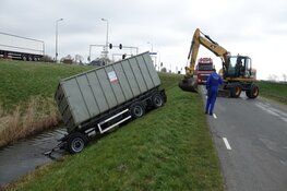 Aanhanger in sloot gewaaid aan Noordervaart